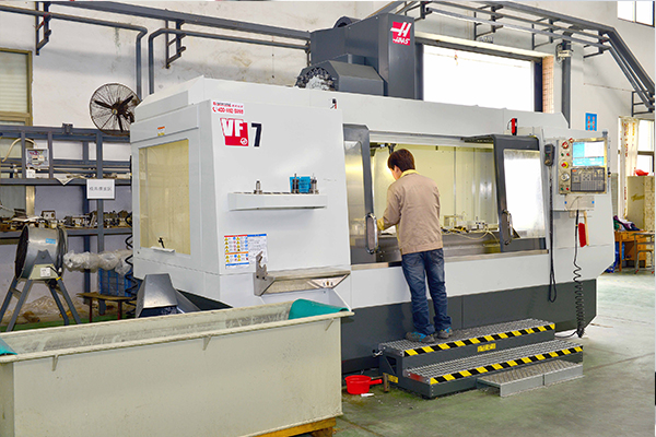 CNC machinists at Yidian discussing a cutting program